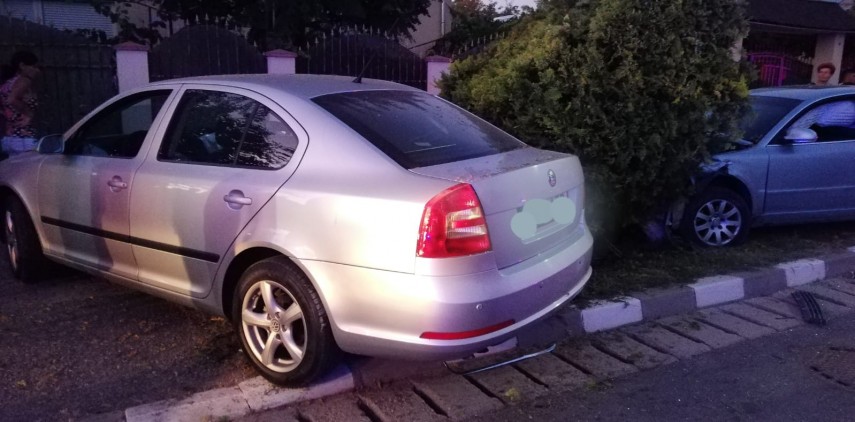 accident rutier grav in amara ialomita doi copii spulberati de pe trotuar in urma ciocnirii a doua masini accident rutier grav in amara ialomita doi copii spulberati de pe trotuar in urma ciocnirii a doua masini