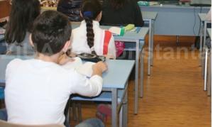 Sondaj de opinie Cum preferați să înceapă noul an școlar – online, fizic la școală sau hibrid?