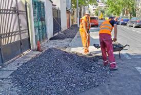 Se reabilitează trotuarele pe strada Farului