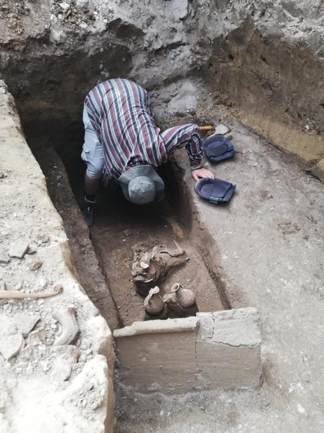 cercetare arheologica preventiva trei morminte de inhumatie si unul de incineratie descoperite la constanta cercetare arheologica preventiva trei morminte de inhumatie si unul de incineratie descoperite la constanta