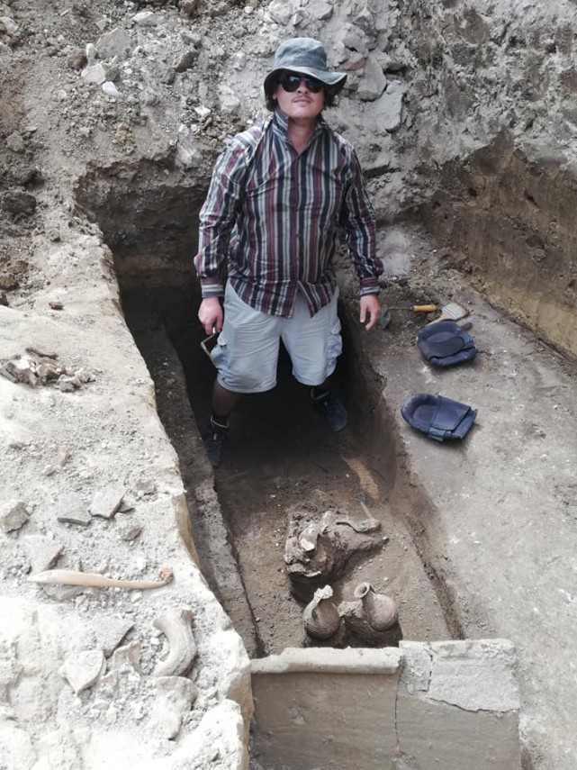 cercetare arheologica preventiva trei morminte de inhumatie si unul de incineratie descoperite la constanta cercetare arheologica preventiva trei morminte de inhumatie si unul de incineratie descoperite la constanta