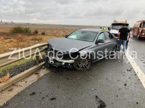 Accident rutier pe A4, în zona localității Ovidiu. Un Mercedes a intrat în parapet (galerie foto) 
