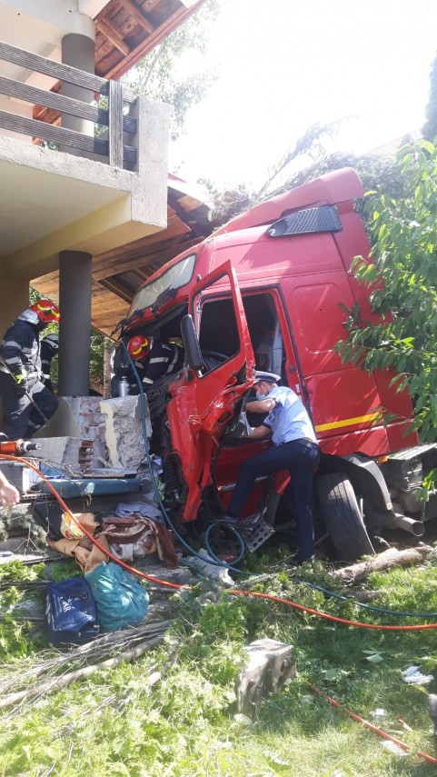 tragedie in judetul iasi fetita de trei ani ucisa in propria curte de un tir scapat de sub control soferul tragedie in judetul iasi fetita de trei ani ucisa in propria curte de un tir scapat de sub control soferul