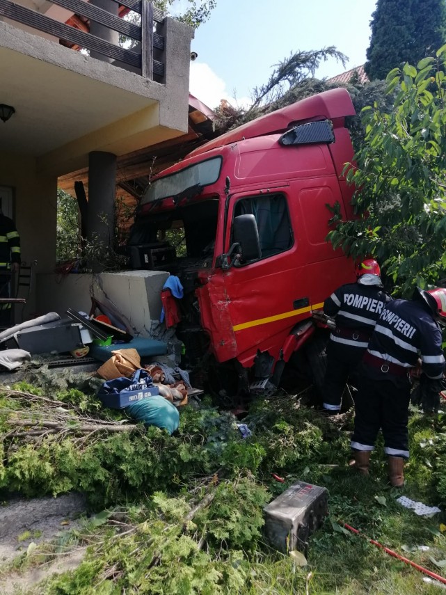 tragedie in judetul iasi fetita de trei ani ucisa in propria curte de un tir scapat de sub control soferul tragedie in judetul iasi fetita de trei ani ucisa in propria curte de un tir scapat de sub control soferul