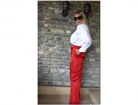 Andreea Bănică ne învață cum să purtăm o cămașă albă cu stil (video) 