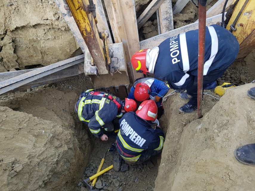 rm valcea mal de pamant prabusit peste doua persoane una a murit 732673 rm valcea mal de pamant prabusit peste doua persoane una a murit 732673