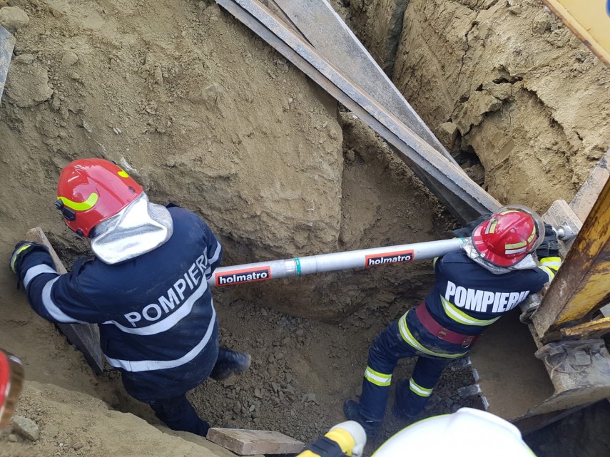 rm valcea mal de pamant prabusit peste doua persoane una a murit 732673 rm valcea mal de pamant prabusit peste doua persoane una a murit 732673