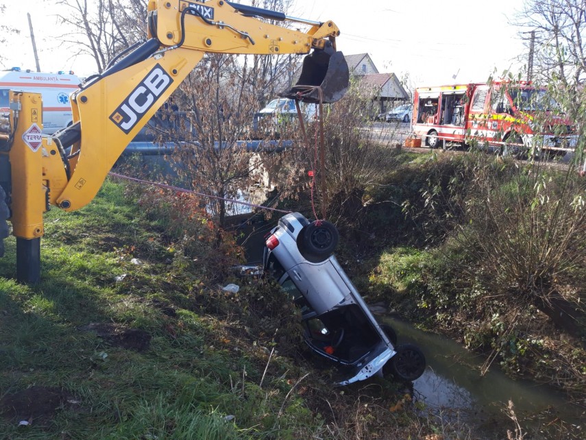 judetul suceava accident rutier grav un barbat a murit dupa ce a cazut cu masina pe cupola intr un parau judetul suceava accident rutier grav un barbat a murit dupa ce a cazut cu masina pe cupola intr un parau