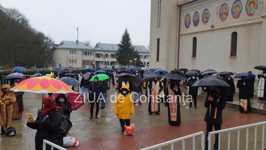 pelerinajul la pestera sfantului andrei se desfasoara in conditii speciale imagini de la fata locului pelerinajul la pestera sfantului andrei se desfasoara in conditii speciale imagini de la fata locului