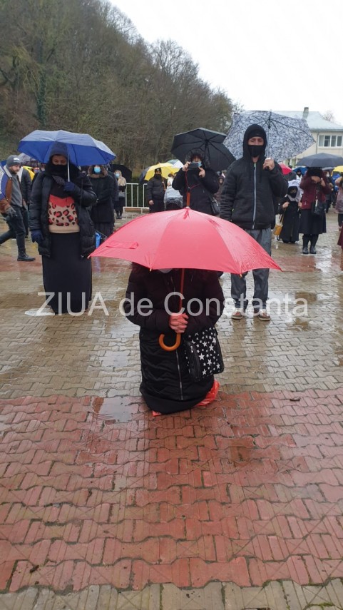 pelerinajul la pestera sfantului andrei se desfasoara in conditii speciale imagini de la fata locului pelerinajul la pestera sfantului andrei se desfasoara in conditii speciale imagini de la fata locului