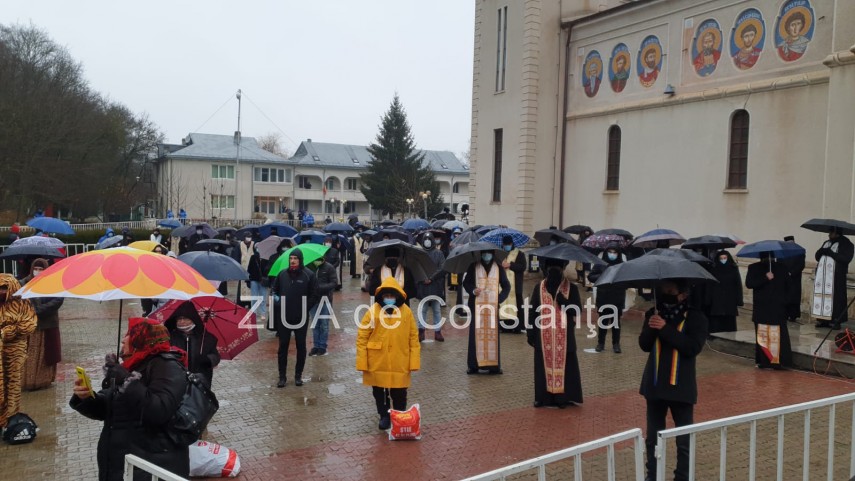 pelerinajul la pestera sfantului andrei se desfasoara in conditii speciale imagini de la fata locului pelerinajul la pestera sfantului andrei se desfasoara in conditii speciale imagini de la fata locului