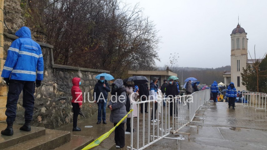 pelerinajul la pestera sfantului andrei se desfasoara in conditii speciale imagini de la fata locului pelerinajul la pestera sfantului andrei se desfasoara in conditii speciale imagini de la fata locului