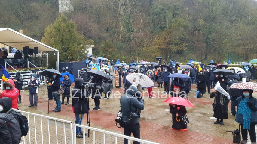 pelerinajul la pestera sfantului andrei se desfasoara in conditii speciale imagini de la fata locului pelerinajul la pestera sfantului andrei se desfasoara in conditii speciale imagini de la fata locului