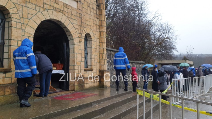 pelerinajul la pestera sfantului andrei se desfasoara in conditii speciale imagini de la fata locului pelerinajul la pestera sfantului andrei se desfasoara in conditii speciale imagini de la fata locului