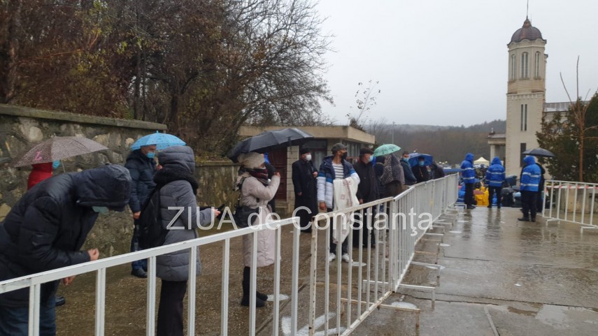 pelerinajul la pestera sfantului andrei se desfasoara in conditii speciale imagini de la fata locului pelerinajul la pestera sfantului andrei se desfasoara in conditii speciale imagini de la fata locului