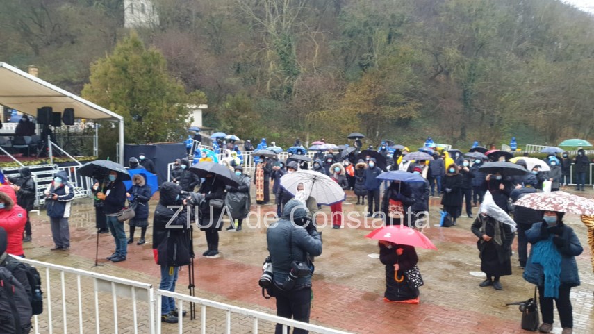 pelerinajul la pestera sfantului andrei se desfasoara in conditii speciale imagini de la fata locului pelerinajul la pestera sfantului andrei se desfasoara in conditii speciale imagini de la fata locului