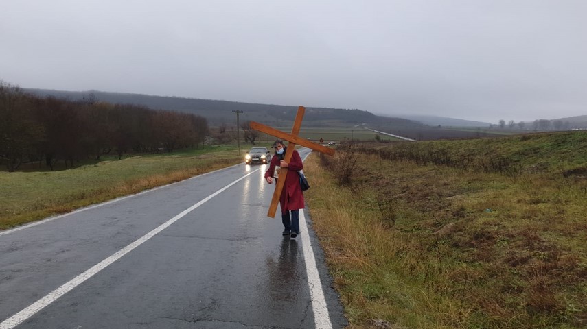 pelerinaj cu crucea in spate pana la pesterea sfantului andrei din judetul constanta 734603 pelerinaj cu crucea in spate pana la pesterea sfantului andrei din judetul constanta 734603