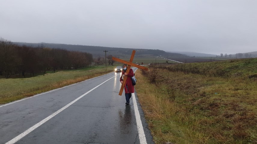 pelerinaj cu crucea in spate pana la pesterea sfantului andrei din judetul constanta 734603 pelerinaj cu crucea in spate pana la pesterea sfantului andrei din judetul constanta 734603
