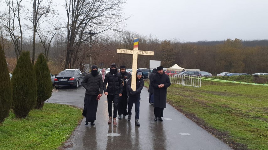 pelerinaj cu crucea in spate pana la pesterea sfantului andrei din judetul constanta 734603 pelerinaj cu crucea in spate pana la pesterea sfantului andrei din judetul constanta 734603