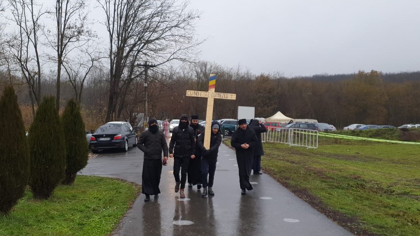 pelerinaj cu crucea in spate pana la pesterea sfantului andrei din judetul constanta 734603 pelerinaj cu crucea in spate pana la pesterea sfantului andrei din judetul constanta 734603