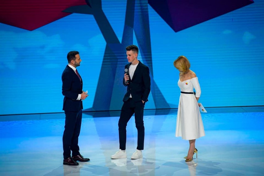 o lectie de bunatate surpriza pe doua roti pentru ciclistul campion mihnea harasim din valu lui traian o lectie de bunatate surpriza pe doua roti pentru ciclistul campion mihnea harasim din valu lui traian