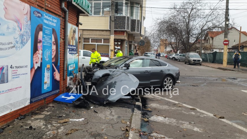 constanta accident rutier pe strada baba novac un autoturism a intrat intr o cladire video 734946 constanta accident rutier pe strada baba novac un autoturism a intrat intr o cladire video 734946