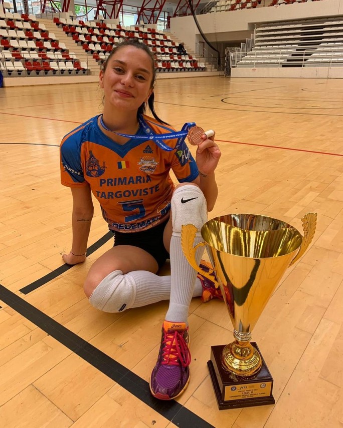 mihaela jeremic de la cs medgidia are doar cinci degete la ambele maini si e campioana la volei poveste mihaela jeremic de la cs medgidia are doar cinci degete la ambele maini si e campioana la volei poveste