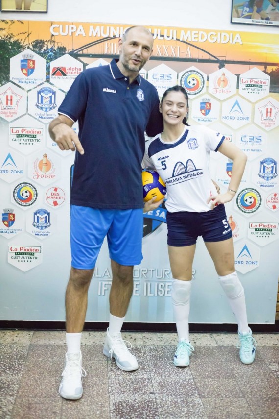 mihaela jeremic de la cs medgidia are doar cinci degete la ambele maini si e campioana la volei poveste mihaela jeremic de la cs medgidia are doar cinci degete la ambele maini si e campioana la volei poveste