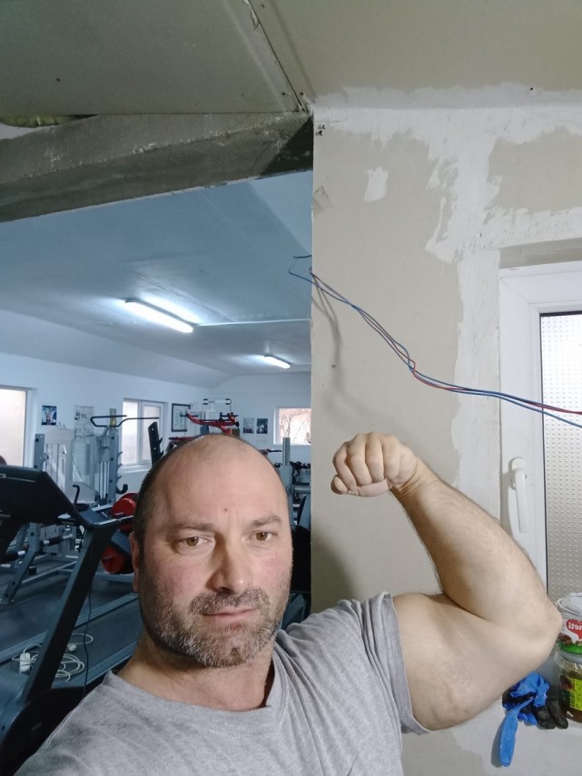 culturistul cristian anghel vrea sa bata un record dacul inventiv flotarile ospatarului dar si cu fetita culturistul cristian anghel vrea sa bata un record dacul inventiv flotarile ospatarului dar si cu fetita