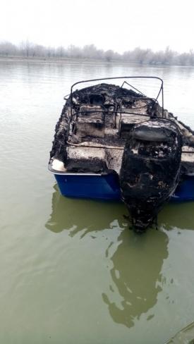 Dosar penal deschis pentru distrugere. O ambarcațiune plutea în derivă pe brațul Sfântul Gheorghe 