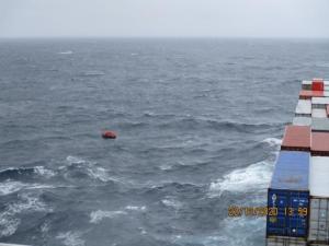 Ca-n filme O navă, cu comandant român, a salvat zece marinari, în toiul ciclonului. Acum 31 de ani el a fost într-o situație similară (galerie foto)   