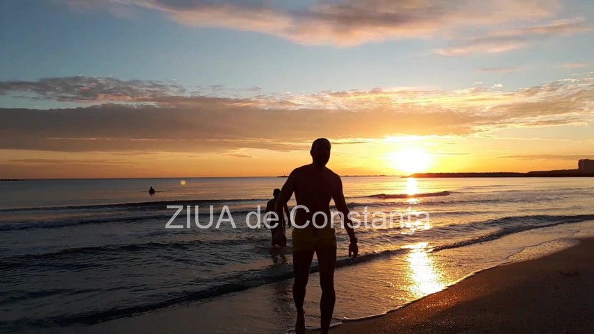constanta baie in mare la rasarit pe 1 ianuarie video 736812 constanta baie in mare la rasarit pe 1 ianuarie video 736812