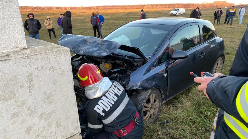 judetul ialomita un autoturism a intrat intr un indicator din beton 736859 judetul ialomita un autoturism a intrat intr un indicator din beton 736859