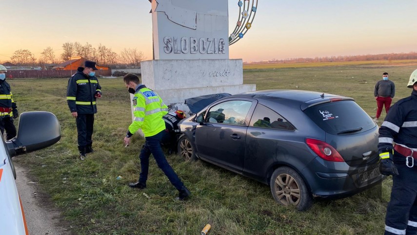 judetul ialomita un autoturism a intrat intr un indicator din beton 736859 judetul ialomita un autoturism a intrat intr un indicator din beton 736859