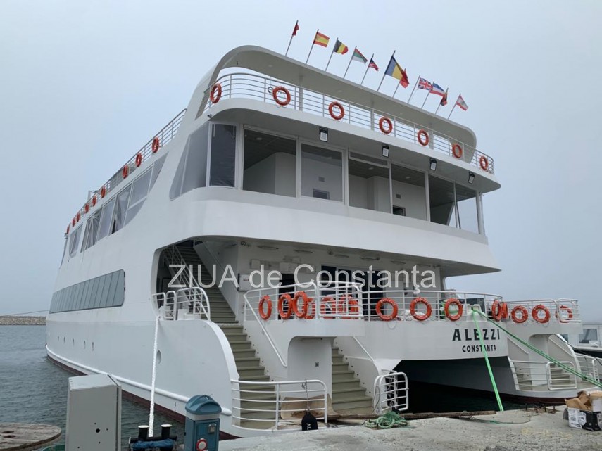 ultima fita pe litoralul marii negre alezzi clubul plutitor cu petreceri intre mamaia si constanta imagini ultima fita pe litoralul marii negre alezzi clubul plutitor cu petreceri intre mamaia si constanta imagini