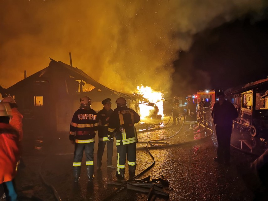 incendiu devastator la miercurea ciuc au ars circa 20 de case sute de persoane afectate 737201 incendiu devastator la miercurea ciuc au ars circa 20 de case sute de persoane afectate 737201