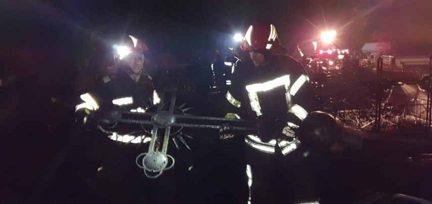 incendiu la o biserica de rit vechi din judetul suceava lacasul de cult a ars din temelii imagini emotionante incendiu la o biserica de rit vechi din judetul suceava lacasul de cult a ars din temelii imagini emotionante