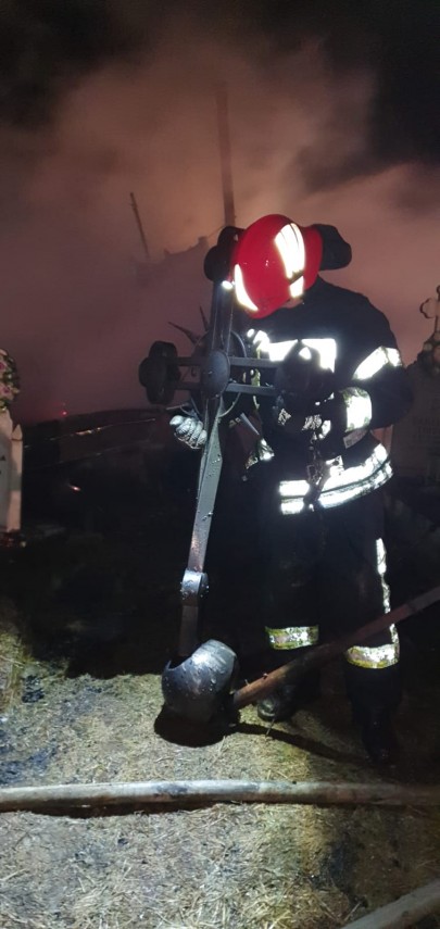 incendiu la o biserica de rit vechi din judetul suceava lacasul de cult a ars din temelii imagini emotionante incendiu la o biserica de rit vechi din judetul suceava lacasul de cult a ars din temelii imagini emotionante