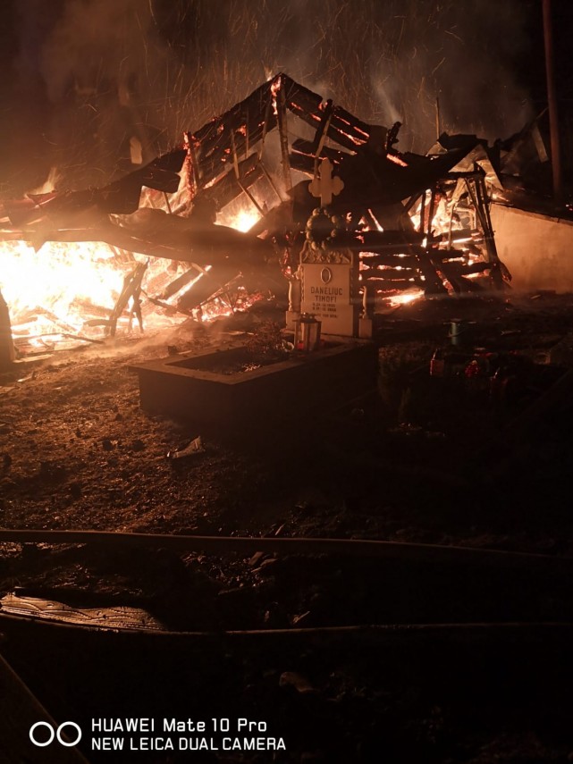 incendiu la o biserica de rit vechi din judetul suceava lacasul de cult a ars din temelii imagini emotionante incendiu la o biserica de rit vechi din judetul suceava lacasul de cult a ars din temelii imagini emotionante