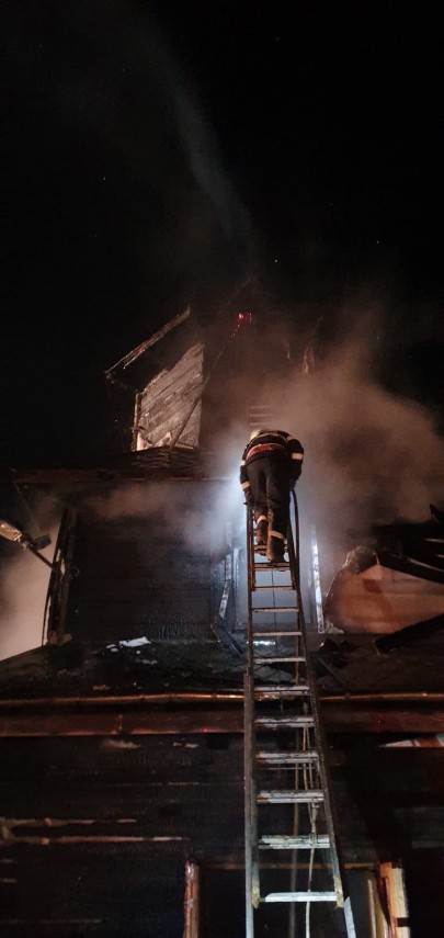 incendiu la o biserica de rit vechi din judetul suceava lacasul de cult a ars din temelii imagini emotionante incendiu la o biserica de rit vechi din judetul suceava lacasul de cult a ars din temelii imagini emotionante