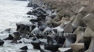 Fotoreportaj Imagini spectaculoase pe faleza Cazinoului din Constanța. Gerul a înghețat apa mării de pe stabilopozi  