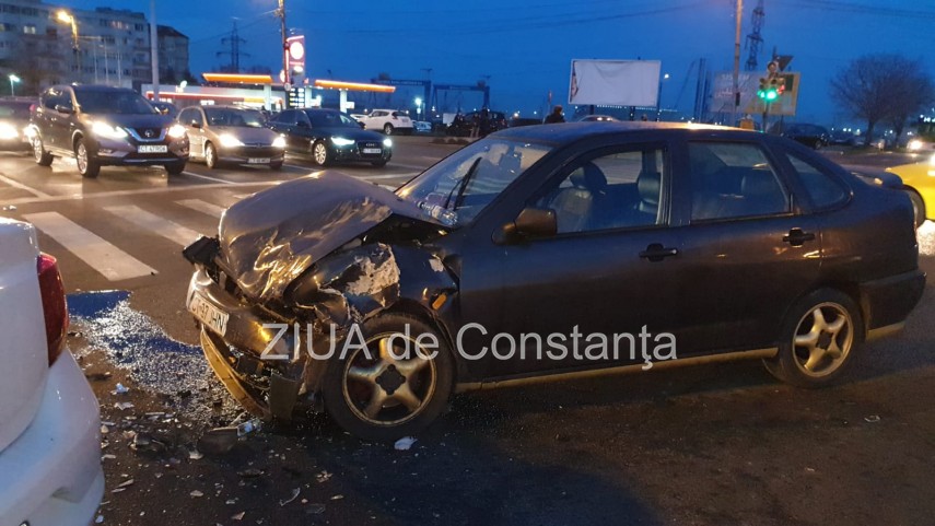 constanta accident rutier in zona far trei victime doua autoturisme implicate video 738213 constanta accident rutier in zona far trei victime doua autoturisme implicate video 738213