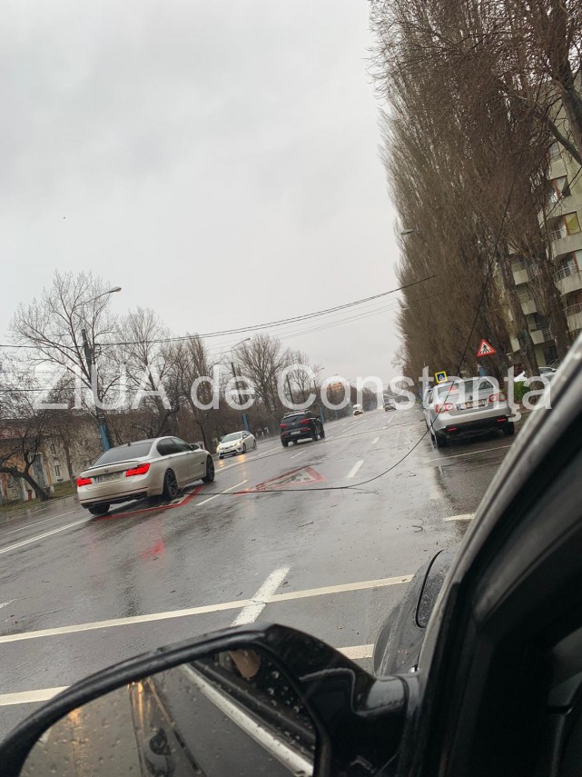 cablu de inalta tensiune cazut in mijlocul strazii in mamaia 738383 cablu de inalta tensiune cazut in mijlocul strazii in mamaia 738383