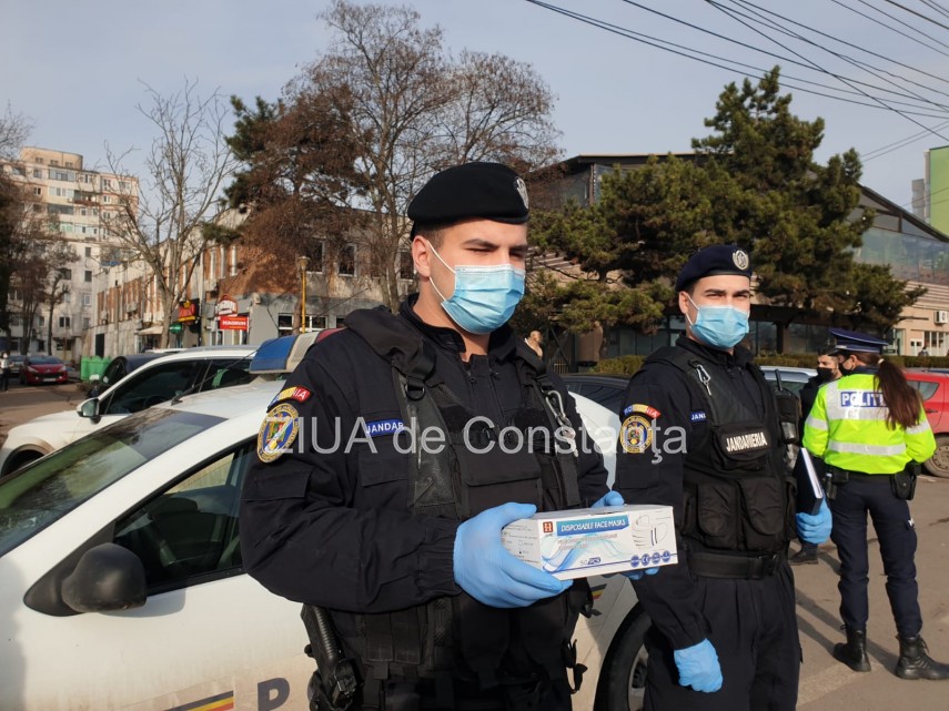 controale anti covid 19 la constanta politistii fac verificari in mijloacele de transport in comun video controale anti covid 19 la constanta politistii fac verificari in mijloacele de transport in comun video