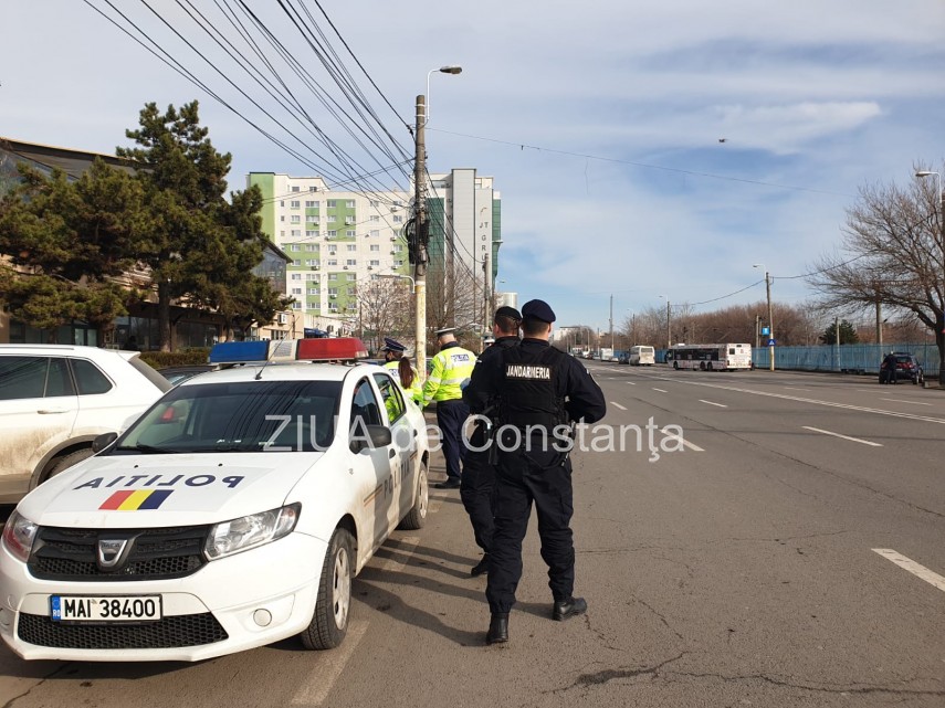 controale anti covid 19 la constanta politistii fac verificari in mijloacele de transport in comun video controale anti covid 19 la constanta politistii fac verificari in mijloacele de transport in comun video