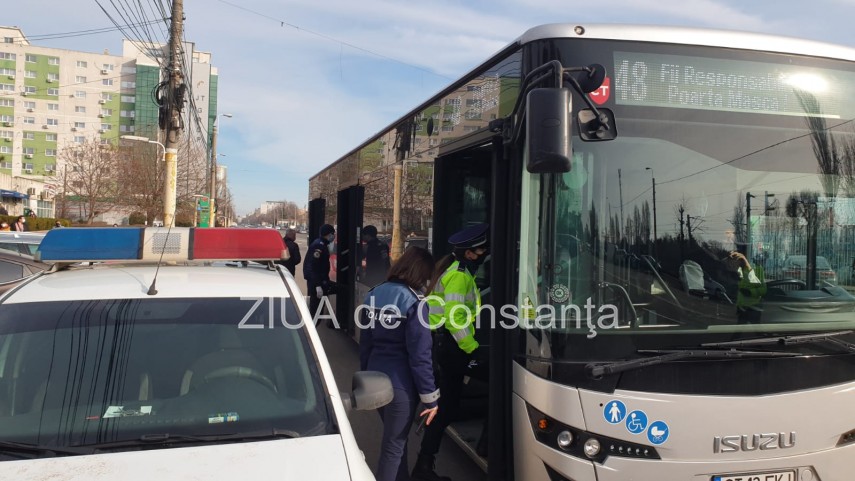 controale anti covid 19 la constanta politistii fac verificari in mijloacele de transport in comun video controale anti covid 19 la constanta politistii fac verificari in mijloacele de transport in comun video