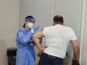 Imaginea zilei Un constănțean primește doza de vaccin anti-COVID-19... cu stil! 