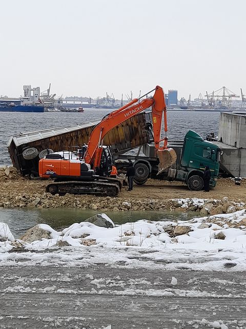 imagini de la cititori accident in portul constanta basculanta rasturnata 739849 imagini de la cititori accident in portul constanta basculanta rasturnata 739849