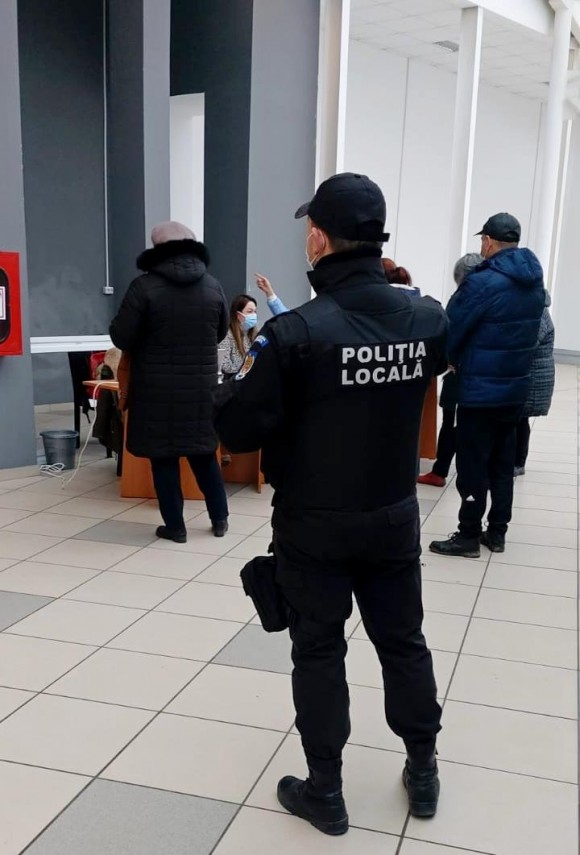 constanta politistii sprijina activitatea de vaccinare de la pavilionul expozitional 740274 constanta politistii sprijina activitatea de vaccinare de la pavilionul expozitional 740274