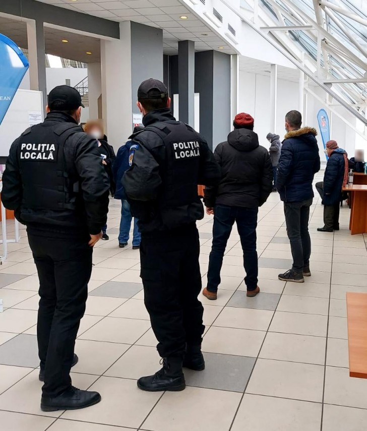 constanta politistii sprijina activitatea de vaccinare de la pavilionul expozitional 740274 constanta politistii sprijina activitatea de vaccinare de la pavilionul expozitional 740274